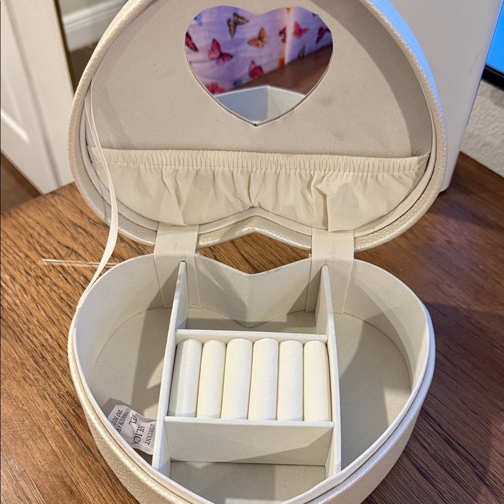 Elegant Cream Heart-Shaped Jewelry Box - Picture 2 of 12
